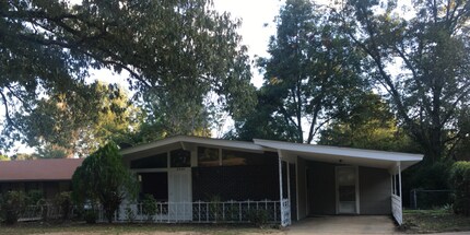 Building Photo - 2645 Queensroad Ave