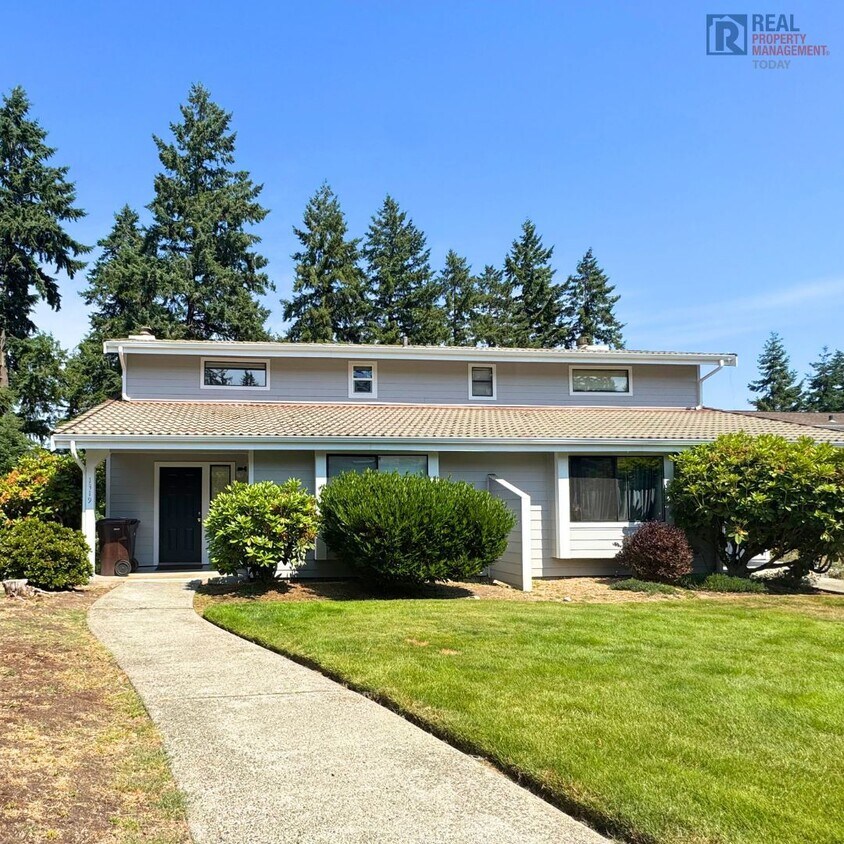 Primary Photo - Updated 2 Bedroom 2 Bathroom Duplex in Fir...