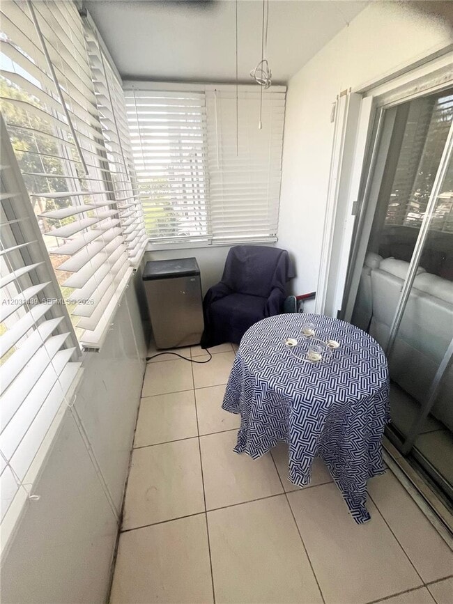 Foto del edificio - 2581 Garden Dr N
