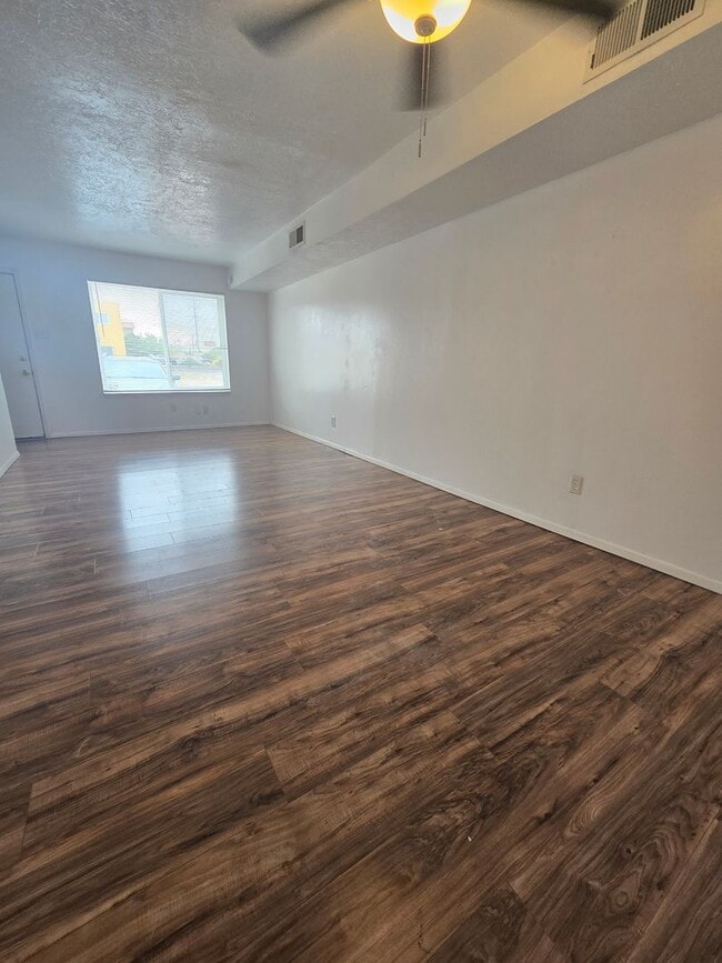 Building Photo - 1832 Buena Vista Dr SE
