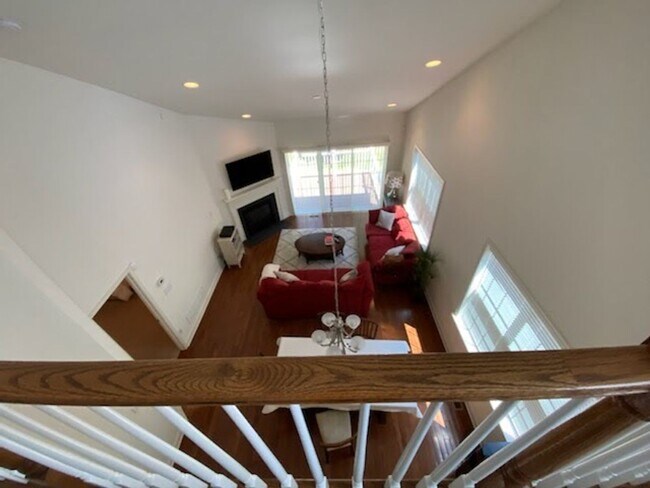 Building Photo - Stunning 4-Bedroom Townhouse in Newtown Sq...