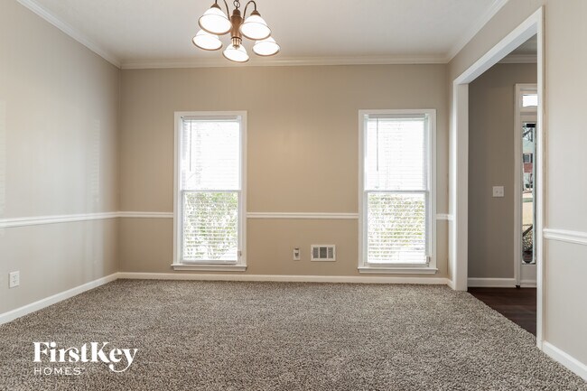 Building Photo - 571 Hilton Ave