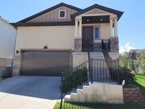 Building Photo - 166 E Vista Way