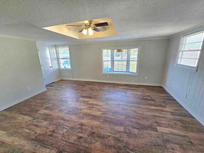 Foto del edificio - 5 bed and 3 bath (4 bed/2bath house) & (1 bed/1 bath home)