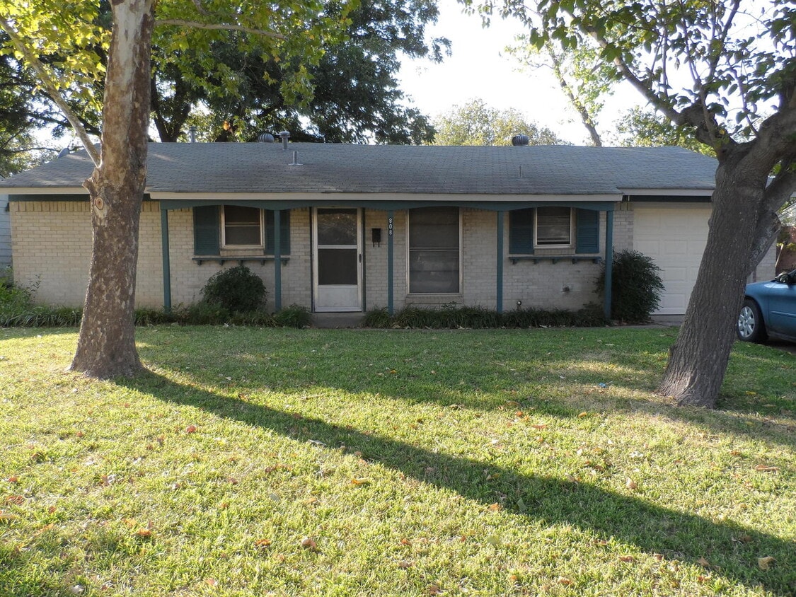 Primary Photo - Cute Home Close to Restaurants and Shopping