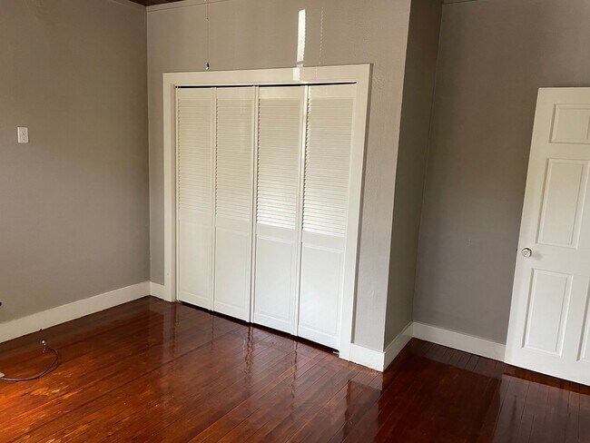 Building Photo - Remodeled 1 Bedroom Apartment near LSUS