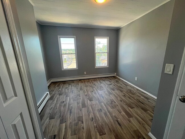 Building Photo - 542 River St