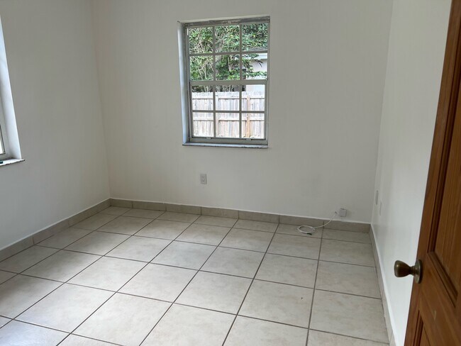 Building Photo - 6550 SW 53rd Ter