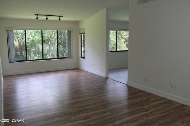 Building Photo - 129 Blue Heron Dr