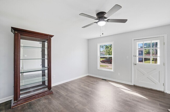 Building Photo - Newly Renovated Three Bed available to rent with move-in special!
