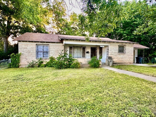 Building Photo - 3 bed/2bath with W/D connections and 2 garages