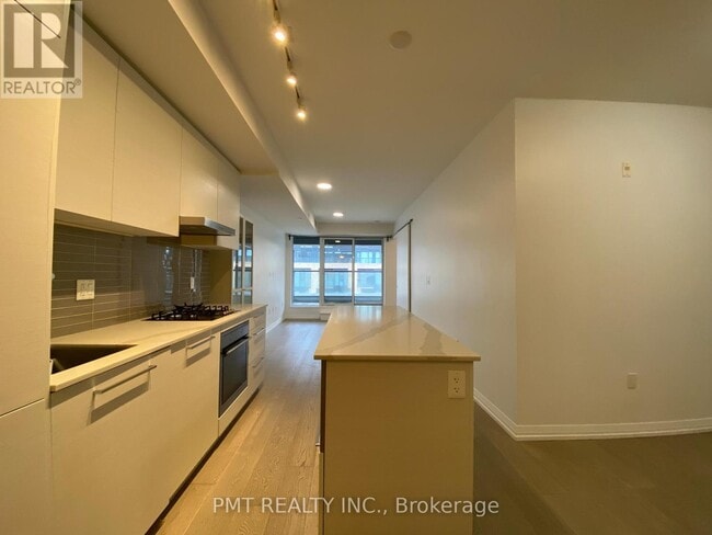 Building Photo - 835 St Clair Ave W