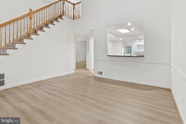 Foto del edificio - 338 Colony Point Pl