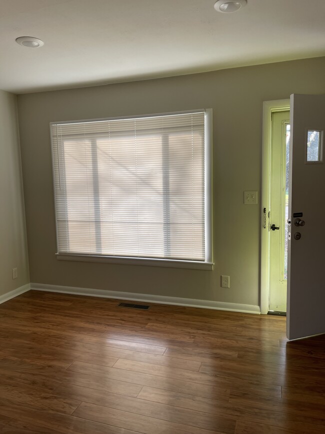 Living room - 2725 Gardiner Ln