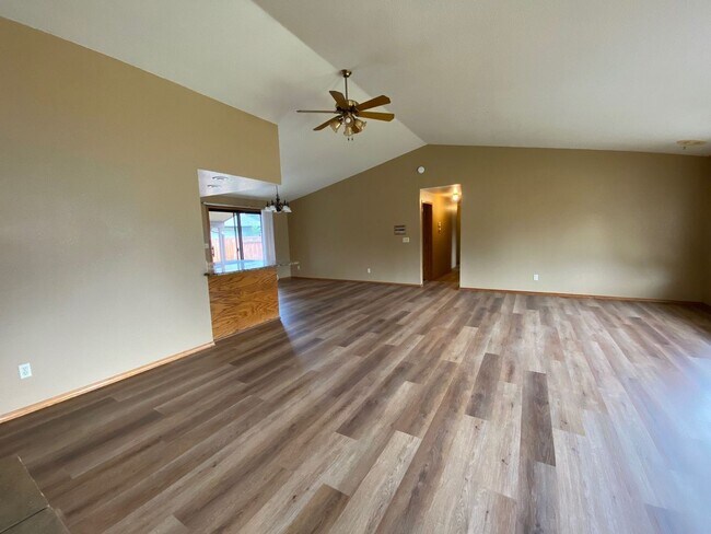 Building Photo - Beautiful Ranch Style Home
