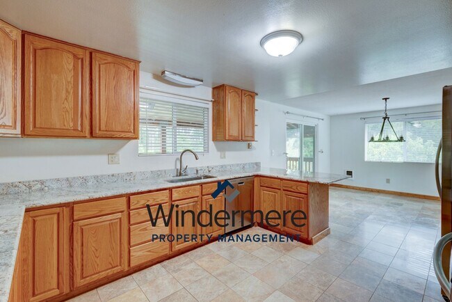 Building Photo - Spacious 3 Bedroom 3 Bath in town