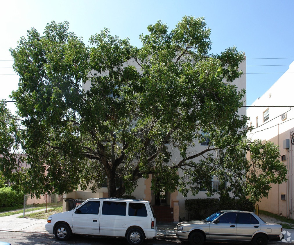 Building Photo - 1444 SW 5th St