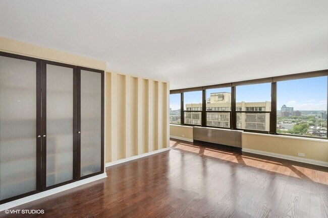 Foto del edificio - 1560 N Sandburg Terrace