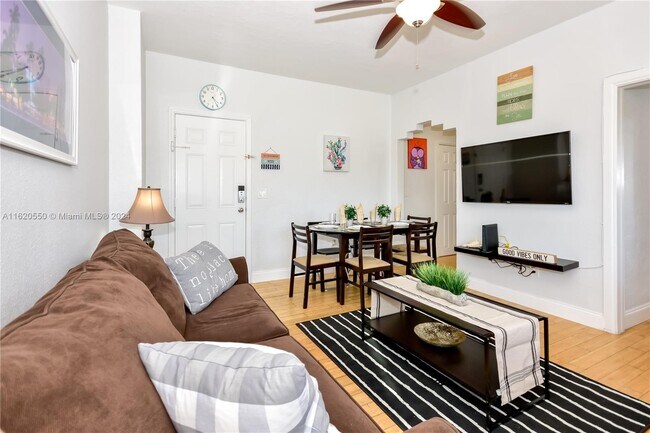 Foto del edificio - 8415 Harding Ave