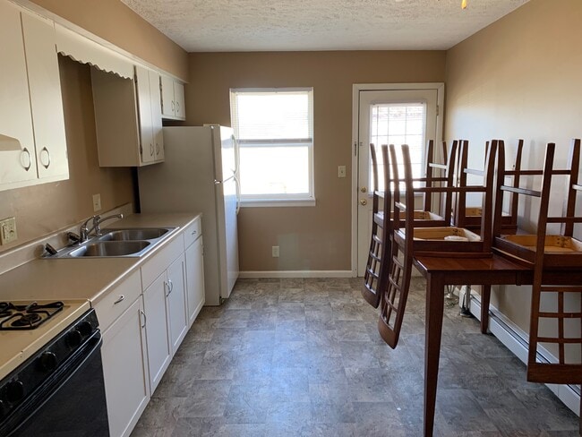 Building Photo - 605 Hillview Dr