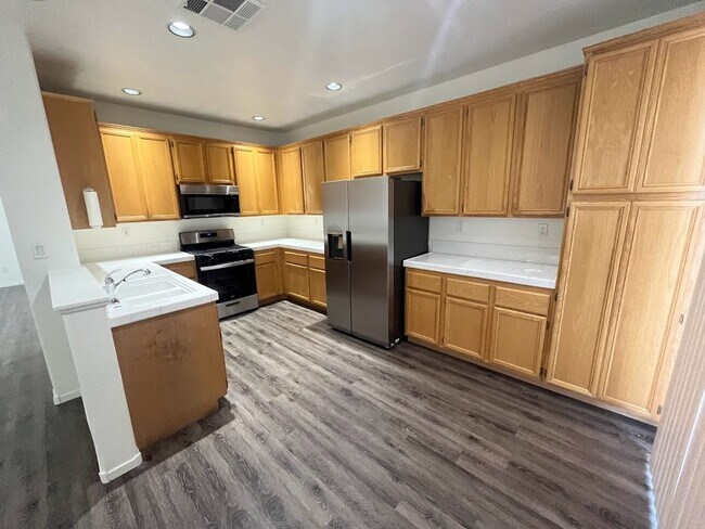 Building Photo - Nice 4 bedroom, 3 bath home in Summerlin!