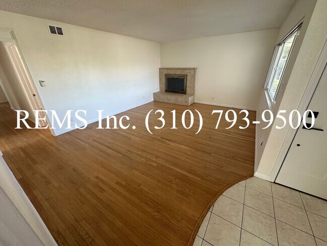 Foto del edificio - Beautifully Updated Home with 2-Car Garage & Large Bonus Family Room