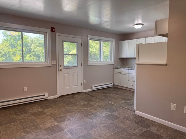 Building Photo - 2 bedroom, 1 bathroom in West Lebanon