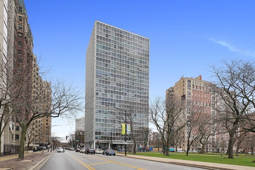 Foto principal - 2400 N Lakeview Ave
