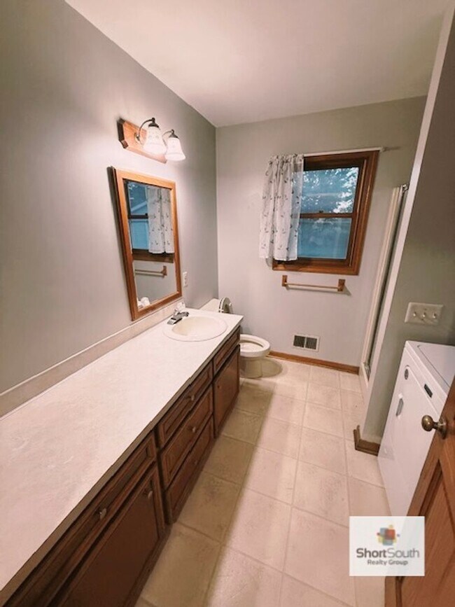 Building Photo - Byron Center updated 4 bed 3 bed house wit...