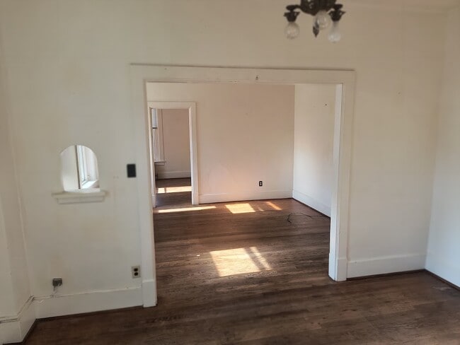 Building Photo - 308 N Linn St