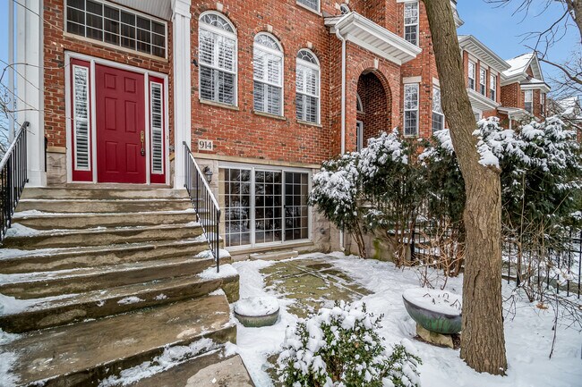 Building Photo - 914 Shandrew Dr