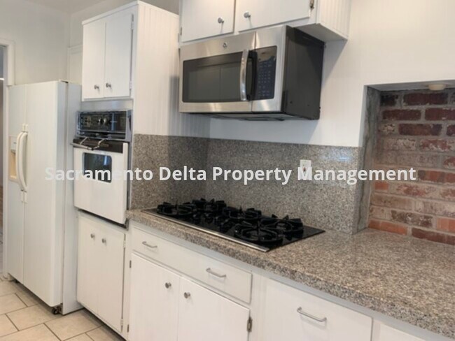 Building Photo - 4031 Hillswood Dr