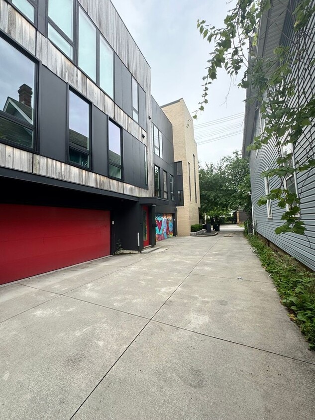Primary Photo - Beautiful Two Bedroom Condo w/ Rooftop Patio