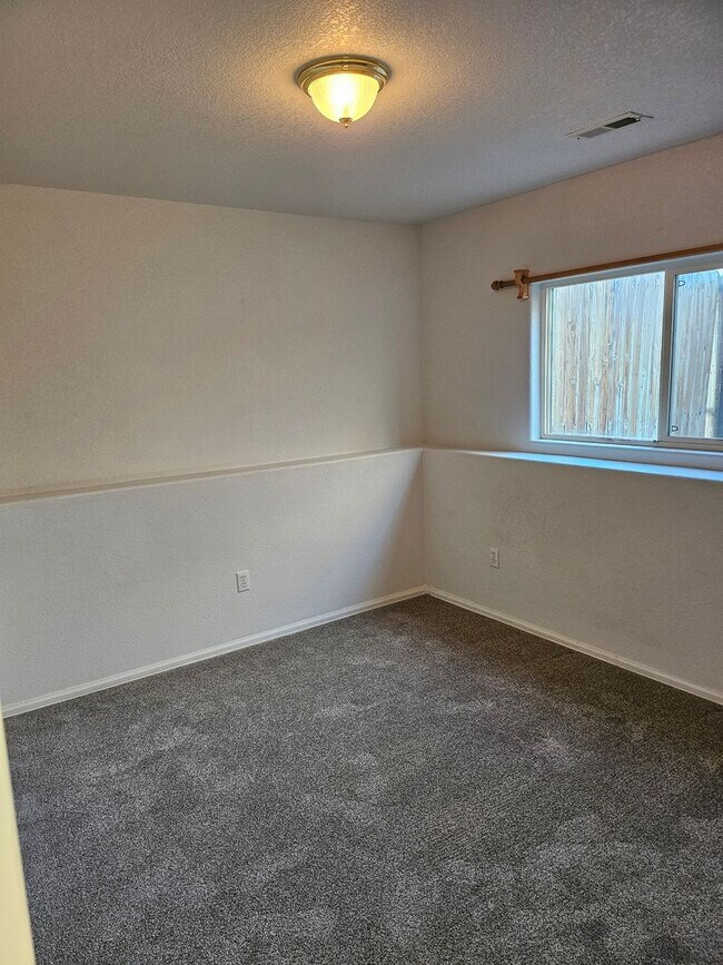 Foto del edificio - ALL PROSPECTIVE TENANTS MUST SUBMIT A $58 NON-REFUNDABLE APPLICATION FEE PER APPLICANT ONLINE AND...