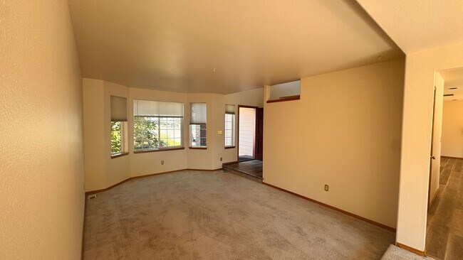 Building Photo - 4 Bedroom 2.5 Bath Home in Renton
