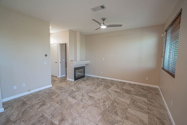 Foto del edificio - COMING SOON! Charming 2-Bedroom Townhome in Valencia with Backyard & Community Amenities!