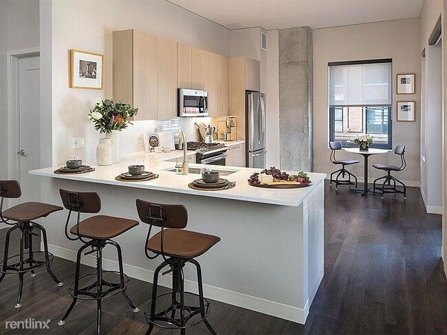 Building Photo - 1 br, 1 bath Condo - 900 West Van Buren St...
