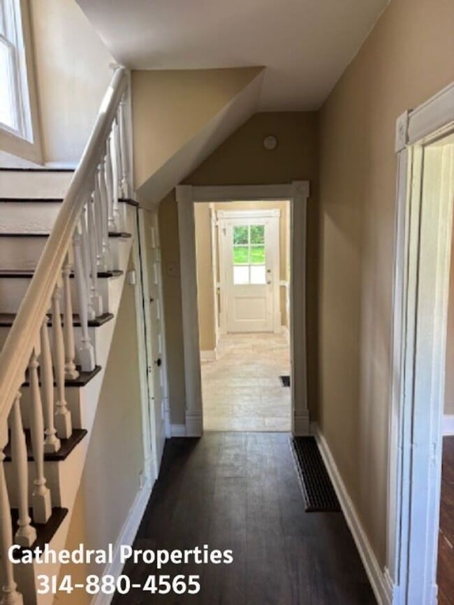 Building Photo - Charming 2 Story House in an Amazing Location