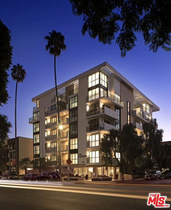Foto del edificio - 105 S Doheny Dr