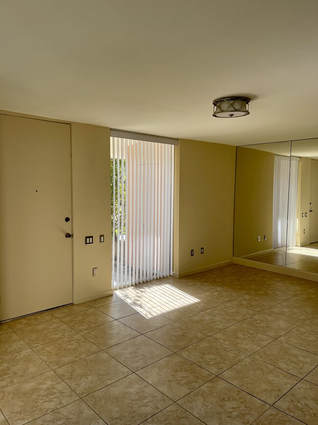 Entry way and Living Room - 2511 N Whitewater Club Dr