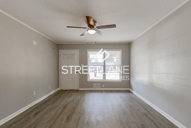 Building Photo - 3215 Commodore Dr