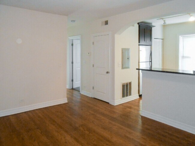 Building Photo - 3810 N Sheffield Ave