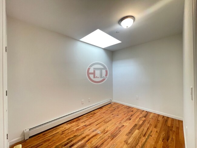 Building Photo - 1111 Adee Ave
