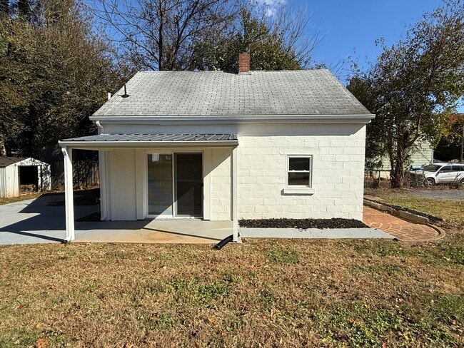 Building Photo - 2608 Dorchester Dr NW