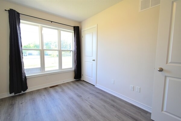 Photo du bâtiment - 1 Leggott Av