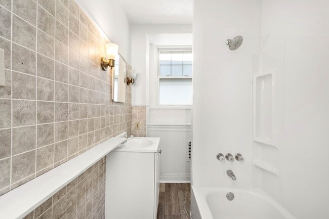 Foto del edificio - Gorgeous 3 Bedroom House in Beechview available July 1!