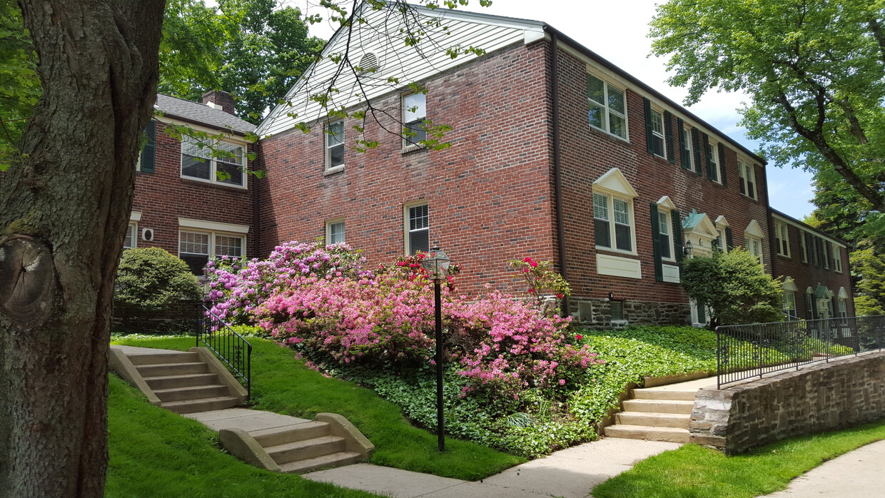 Second floor corner unit - 500 E Lancaster Ave