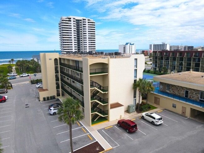 Building Photo - Updated 1 Bed 1 Bath Condo Across A1A from Ocean in Daytona w Community Pool!