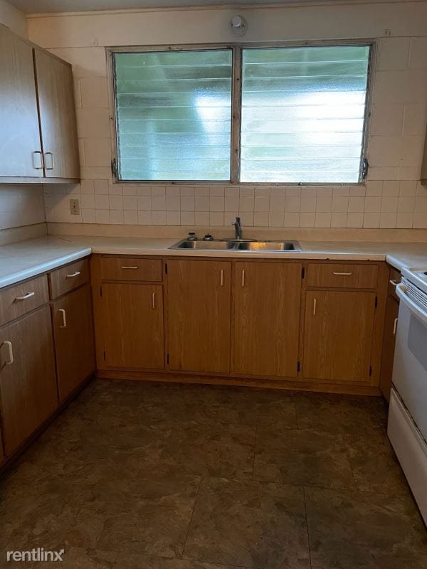 Building Photo - 3 br, 1 bath House - 6 Kahope Pl.