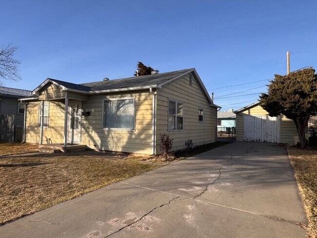 Foto del edificio - 2 Bed 1 Bath House W/A Garage for Storage!!!!!!